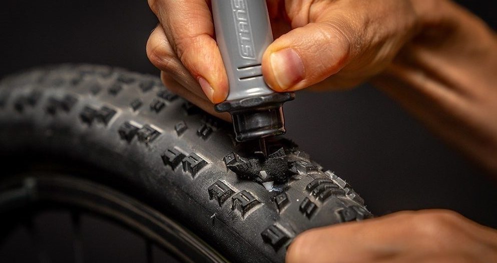 Reparación rápida de pinchazo de rueda de bicicleta de montaña con tubeless  usando mechas
